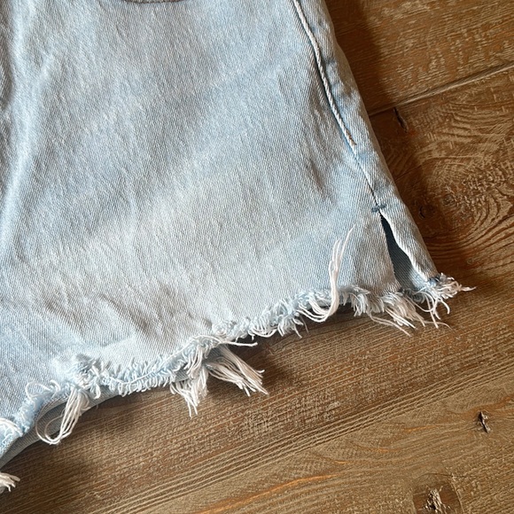 Abercrombie & Fitch The Mom Hi-rise light wash denim shorts - Picture 4 of 5